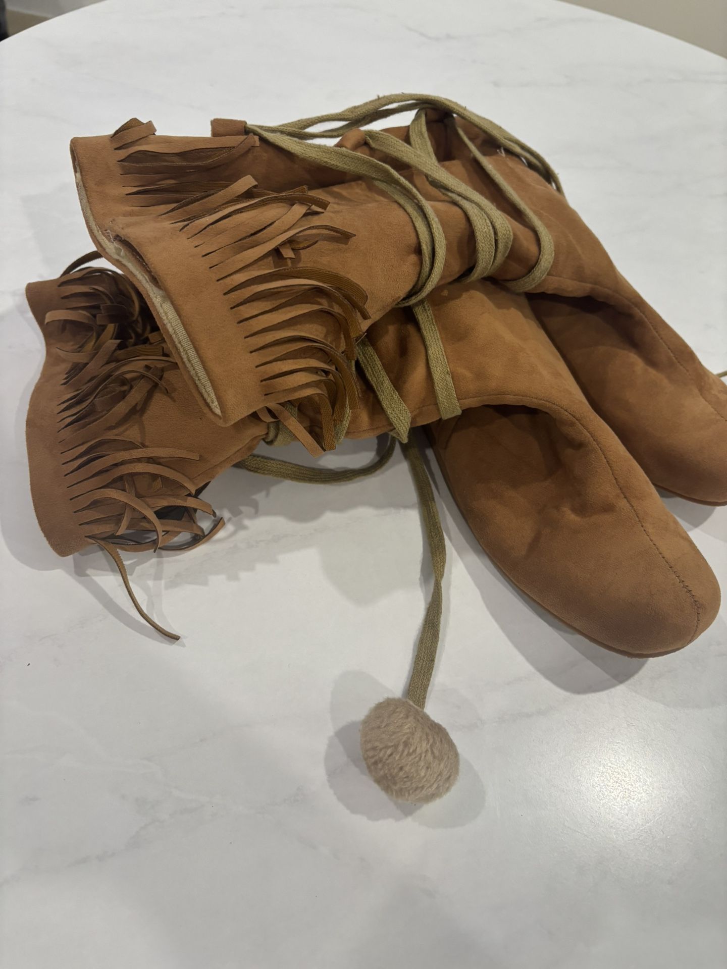 014-Dakota, Girls Fringe & Poms Shoes! Look Brand New. Size L ( 2-3)