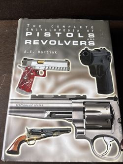 The Complete Encyclopedia of Pistols & Revolvers / Large Hardcover