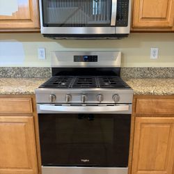 Whirlpool gas Stove/oven With Matching Microwave 