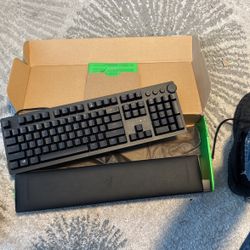 RAZER GAMING KEYBOARD AND WRIST REST