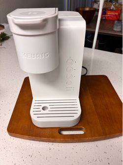 White Keurig with rolling tray
