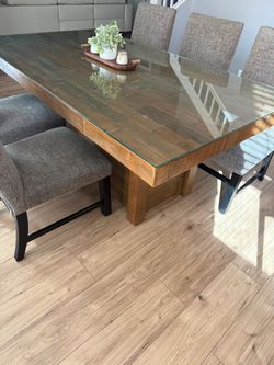 Rustic wood dinning table