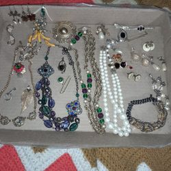 29 Piece Vintage Woman's Jewelry Lot