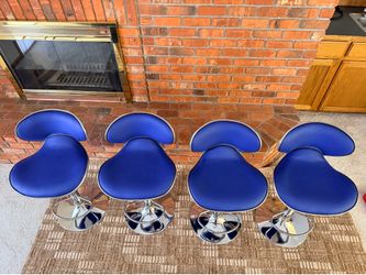 Adjustable height bar stools