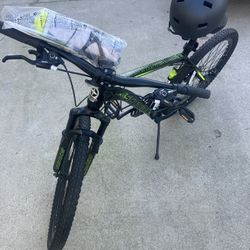 Schwinn Sidewinder Mountain Bike With Helmet And Water bottle