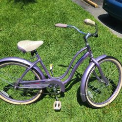 24" SCHWINN Legacy Bike , Gitls 8 To 13 Years , Fit Riders  4'8 To  5'6 Tall And Ages 8 And Up