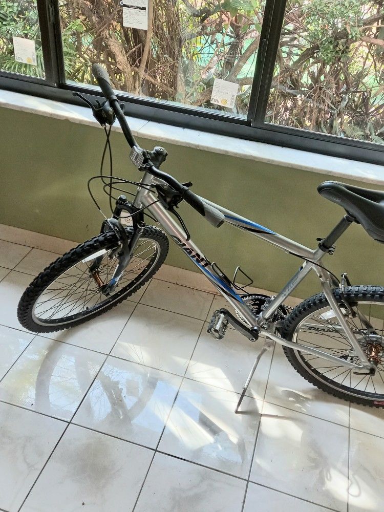 Giant Boulder XC 4130 Mountain Bike Upgraded