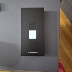 Galaxy Zflip 5 Box