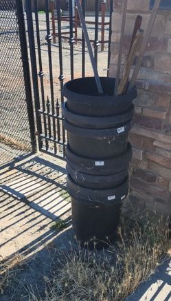 Used plastic pots..**FREE***