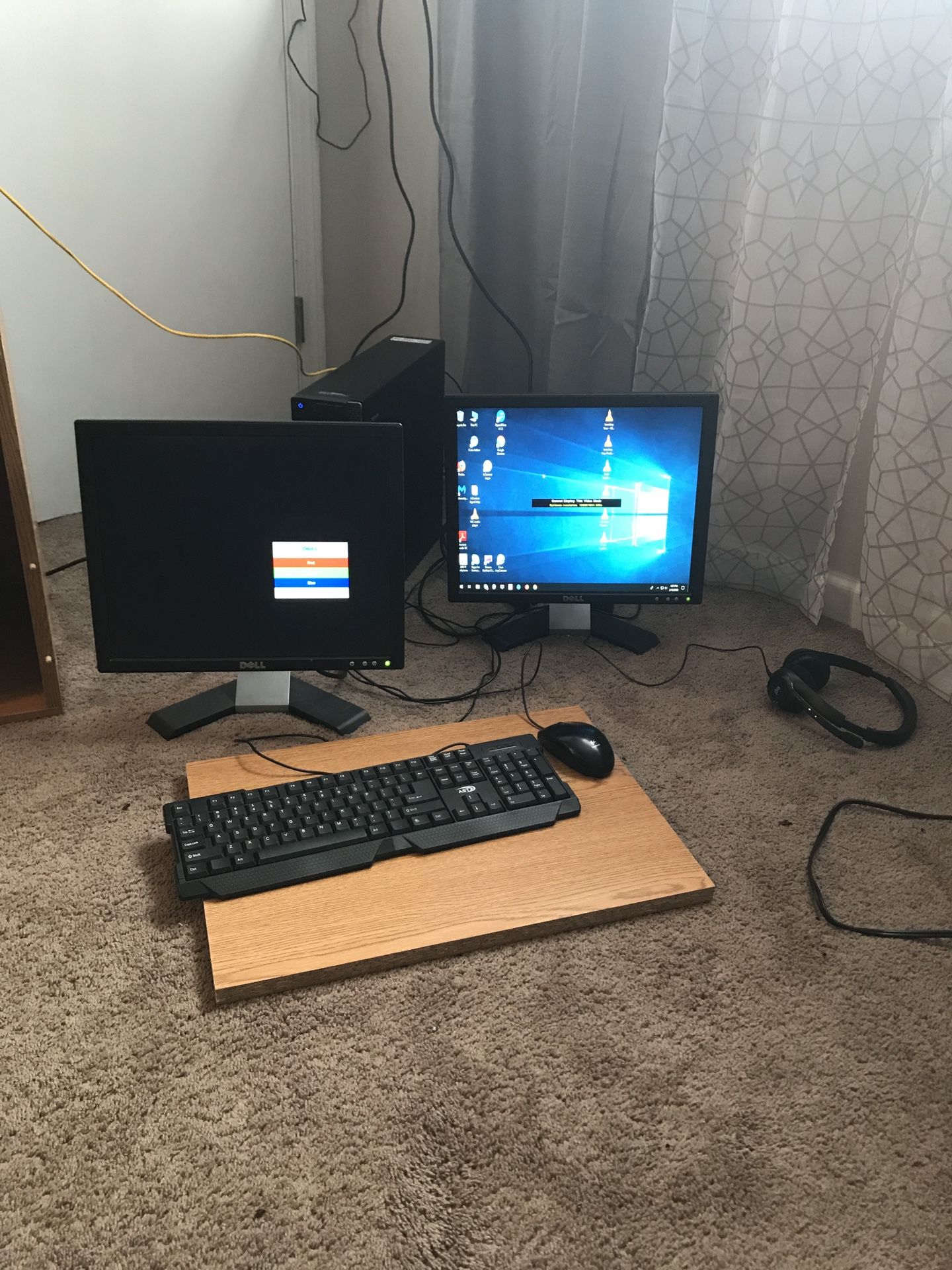 Windows 10* Dell computer W double monitors + mouse + keyboard