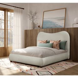 Beautiful Curved Design Queen Platform Bed