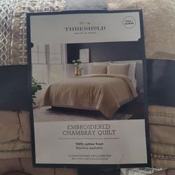 Embroidered Chambray Quilt Full/Queen 