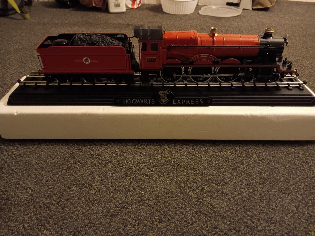 The Noble Collection Hogwarts Express Die cast Train Model and Base for