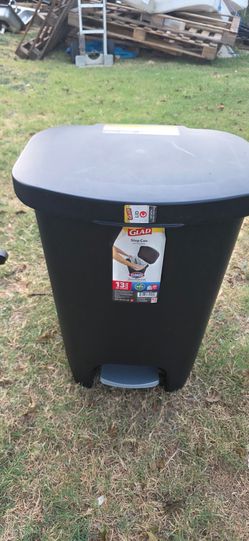 Step-On Plastic Trash Can 13g