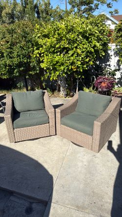 Outdoor Wicker Patio Chairs Set of 2 w/ Green Cushions