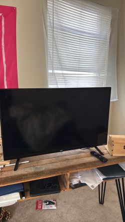 32” Roku tv works great, comes with remote