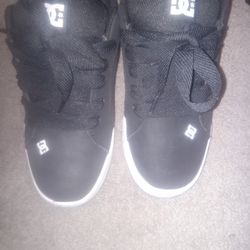 Black DC shoes