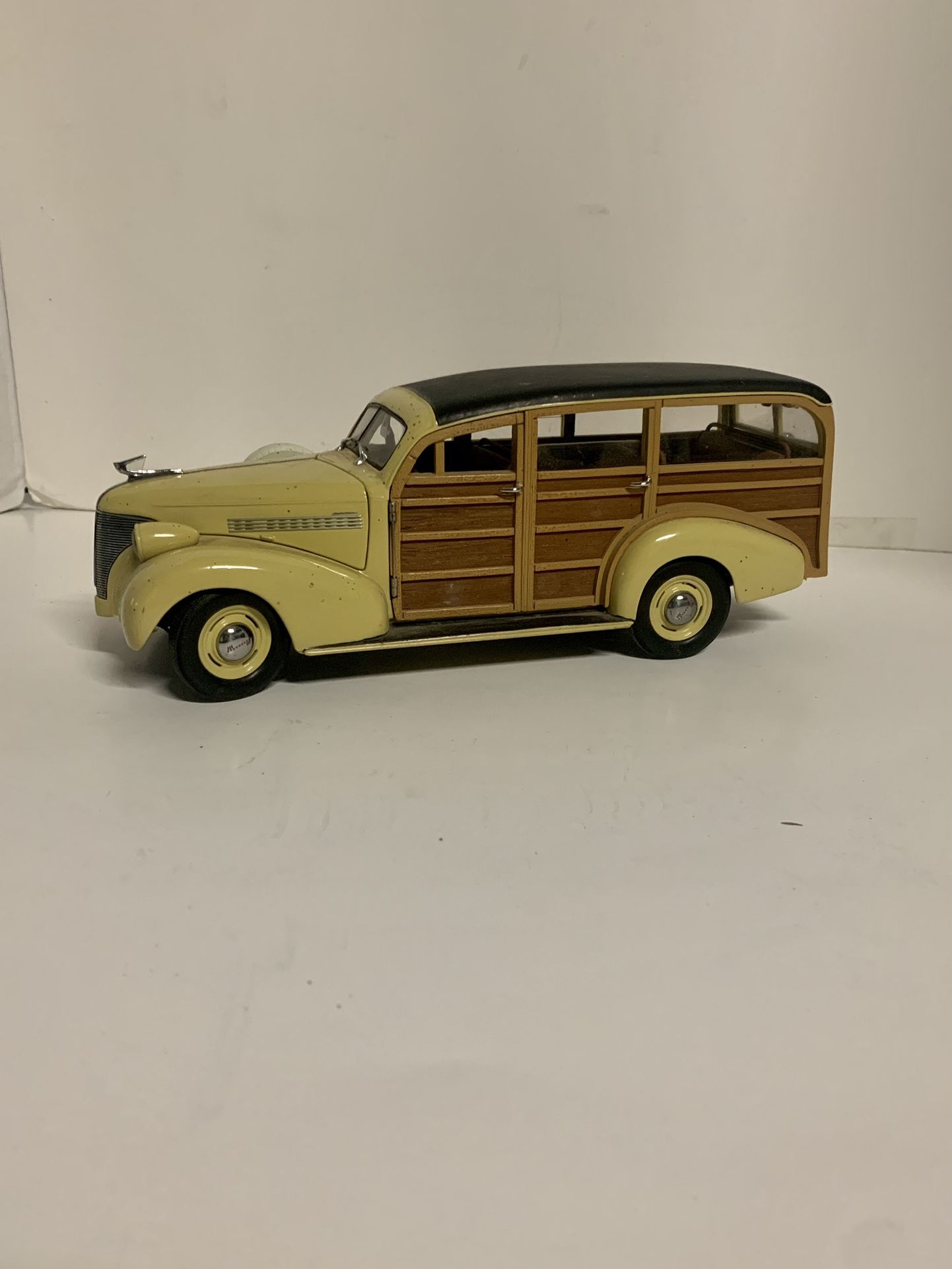 1939 Chevy Woody Wagon 1:18 Scale Diecast Replica Model by Sunstar
