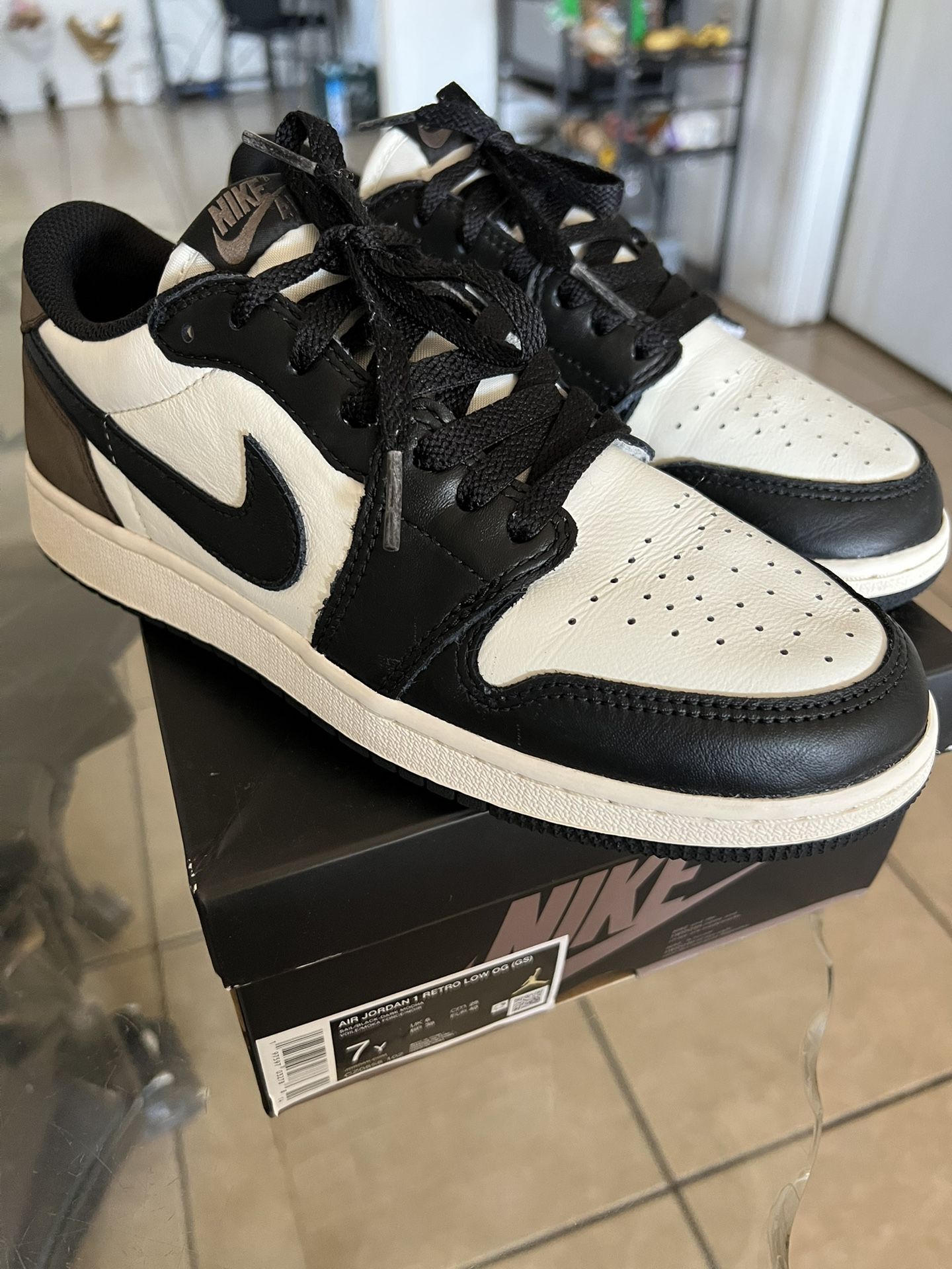 Nike Mocha Low Size 7Y Like New Metallic Bred Jordan