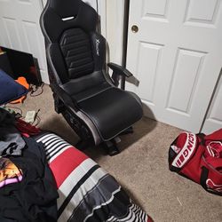 Rocker Game Chair With Surround Sound    In Very Good Codition 