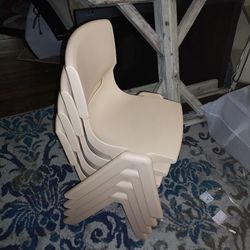 Set Of 4 Kids Plastic Chairs NEW