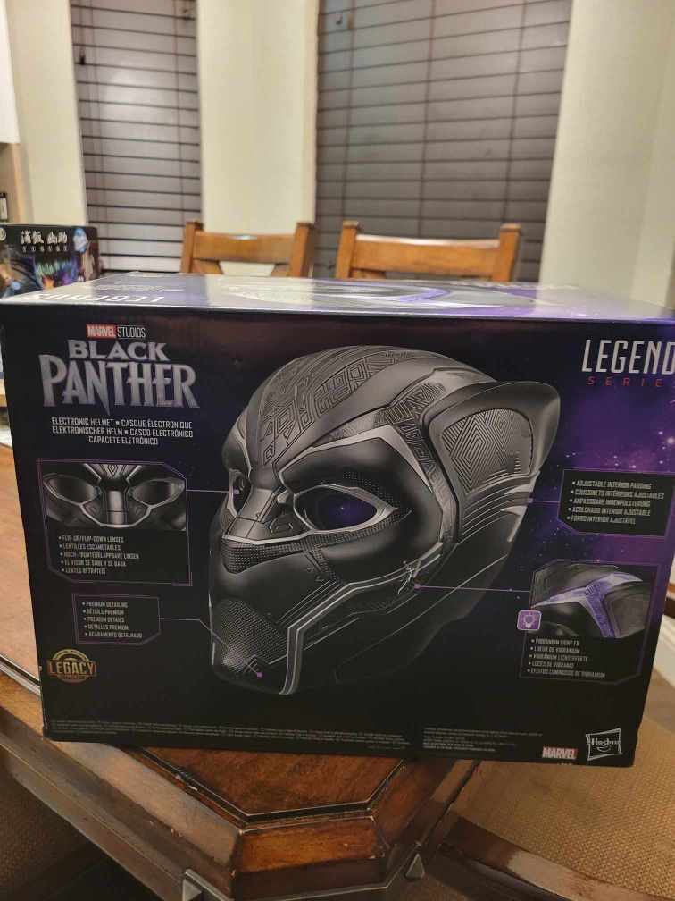  Hasbro Marvel Legends Electronic Black Panther Helmet.