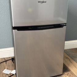 Whirlpool Mini Refrigerator 