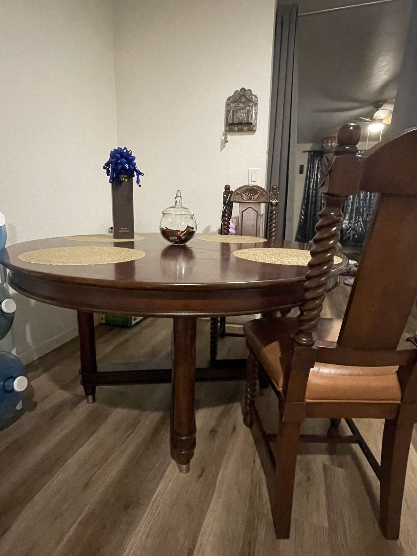 Round Kitchen Table & 6 Chairs 