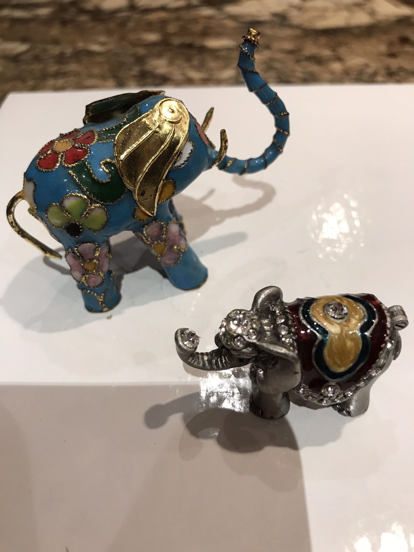 Two small elephants statues