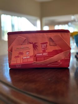New Trader Joe’s Mini Insulated Bag - Peach