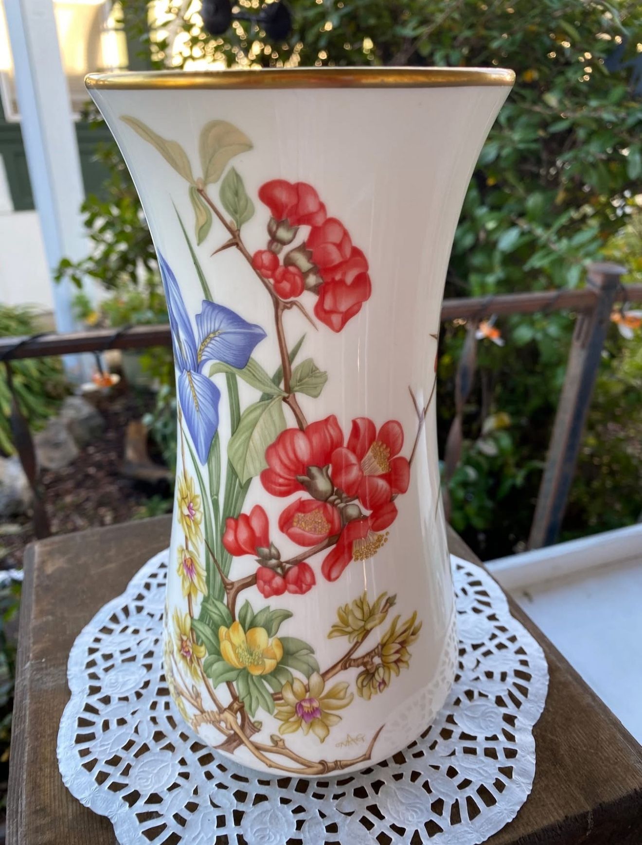 Wedgwood Four Seasons Royal Horticultural Society Limited Edition Fine Bone China Vase  “The Surrey Springtime” Produced in 1981, showcasing vivid col