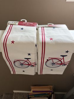 New Patriotic Table Runners with 4 mini gift bags with sparkly tags