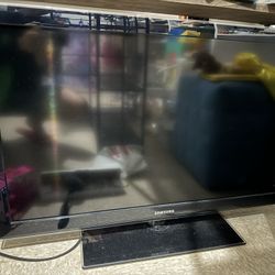 Samsung TV 32 Inch LN40C630 (not smart tv) with remote (retro gaming connection)