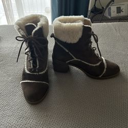 UGG Boots Womens Esterly Size 9  Sheepskin Suede