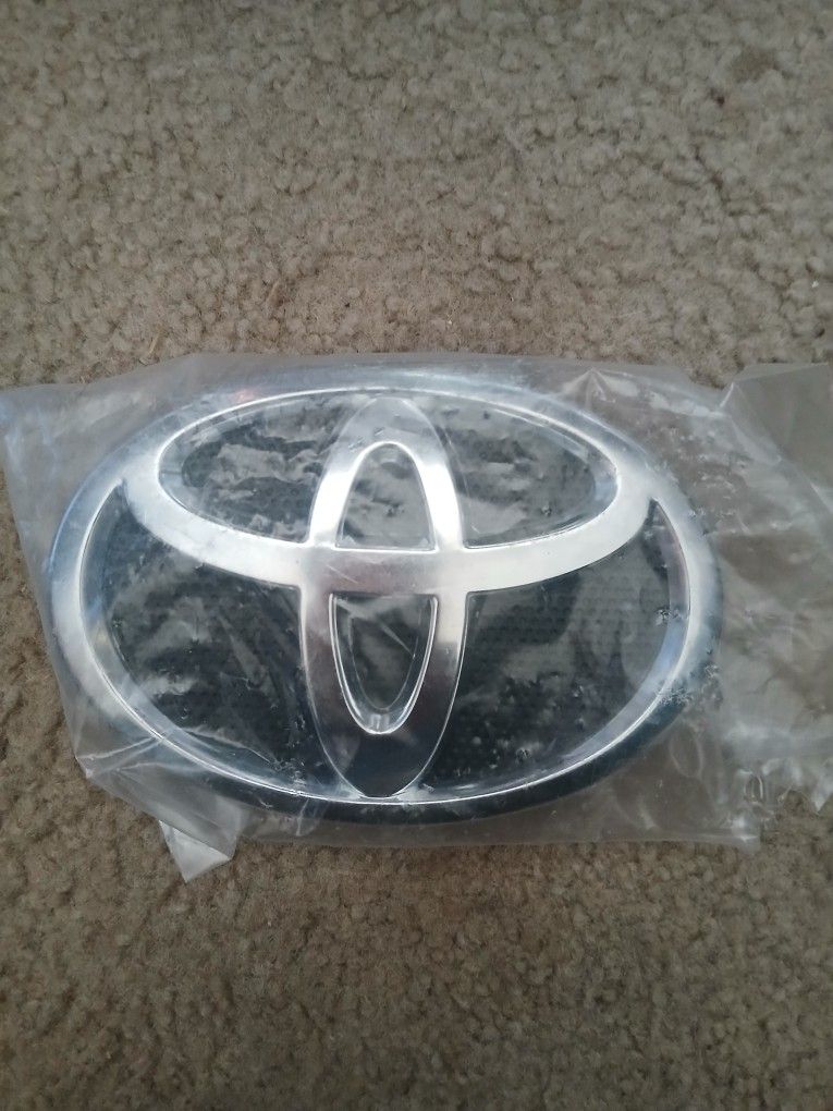 Toyota Grill Emblem New