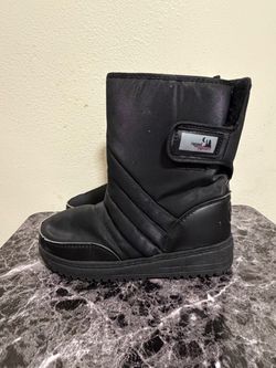 Rugged explorer snowboots size 6y