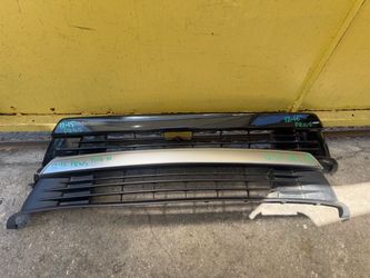 2012-2015 TOYOTA PRIUS LOWER GRILLE OEM