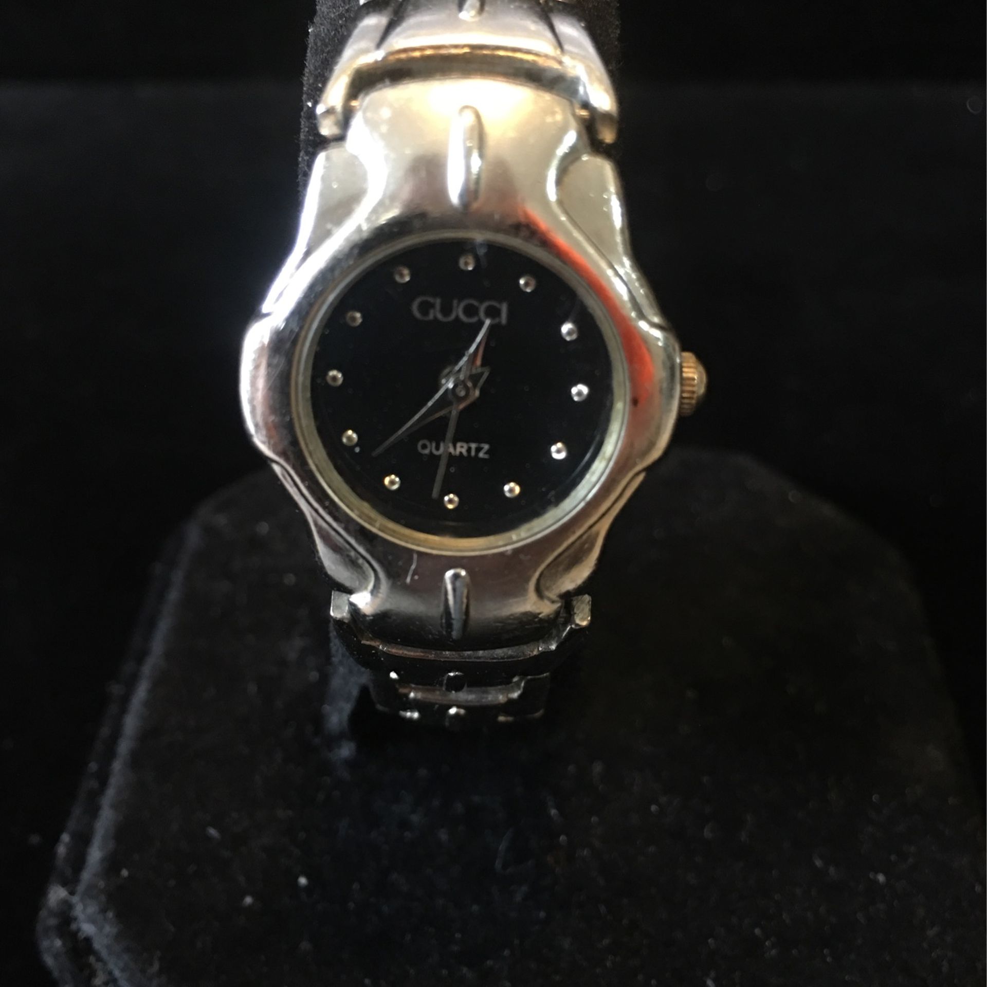 Woman’s Gucci 9000l Silver, Black Dial Watch 
