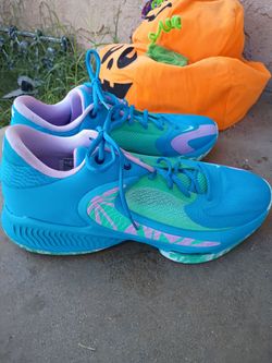 Nike tennis shoes