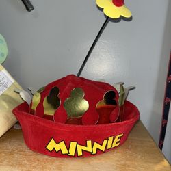 VINTAGE WALT DISNEY WORLD RED VELVET MINNIE HAT WITH FLOWER