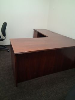 Mahony color laminated pre-owned L desks