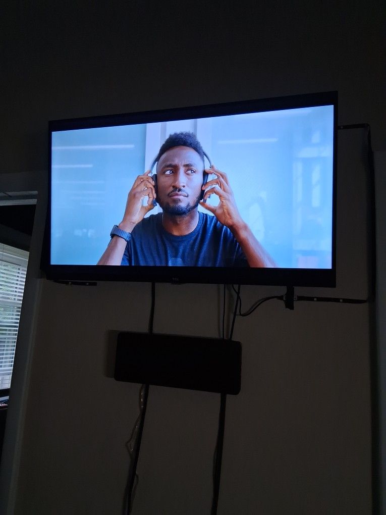 32 Inch TCL tv with the remote