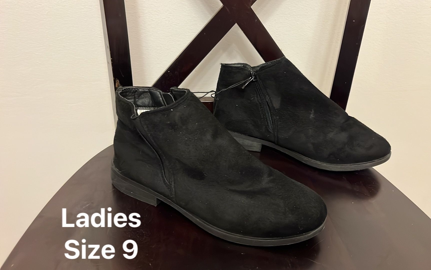 New! Size 9 Ladies Boots (black)