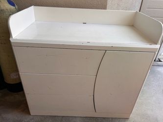 Changing table/ dresser
