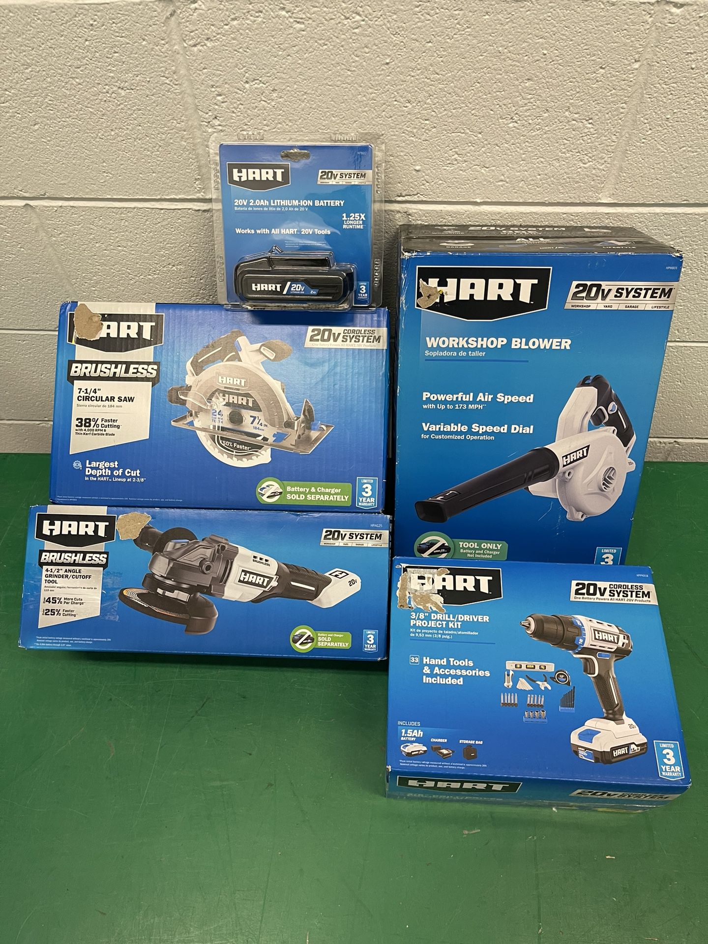BRAND NEW SHOP LIGHT WITH BUILT IN BLUETOOTH SPEAKER + BRAND NEW TOOLS 