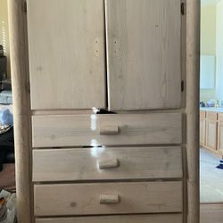 Armoire Whitewashed 