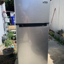 Refrigerator 4.5 cu ft Magic Chef 