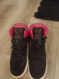 🔥 Air Jordan Sneakers Shoes – Black & Hot Pink– Great Condition! 🔥