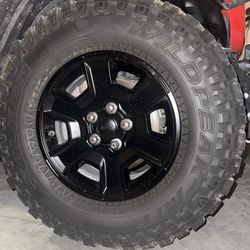 Jeep Gladiator Mojave OEM wheels and tires 285/70R17