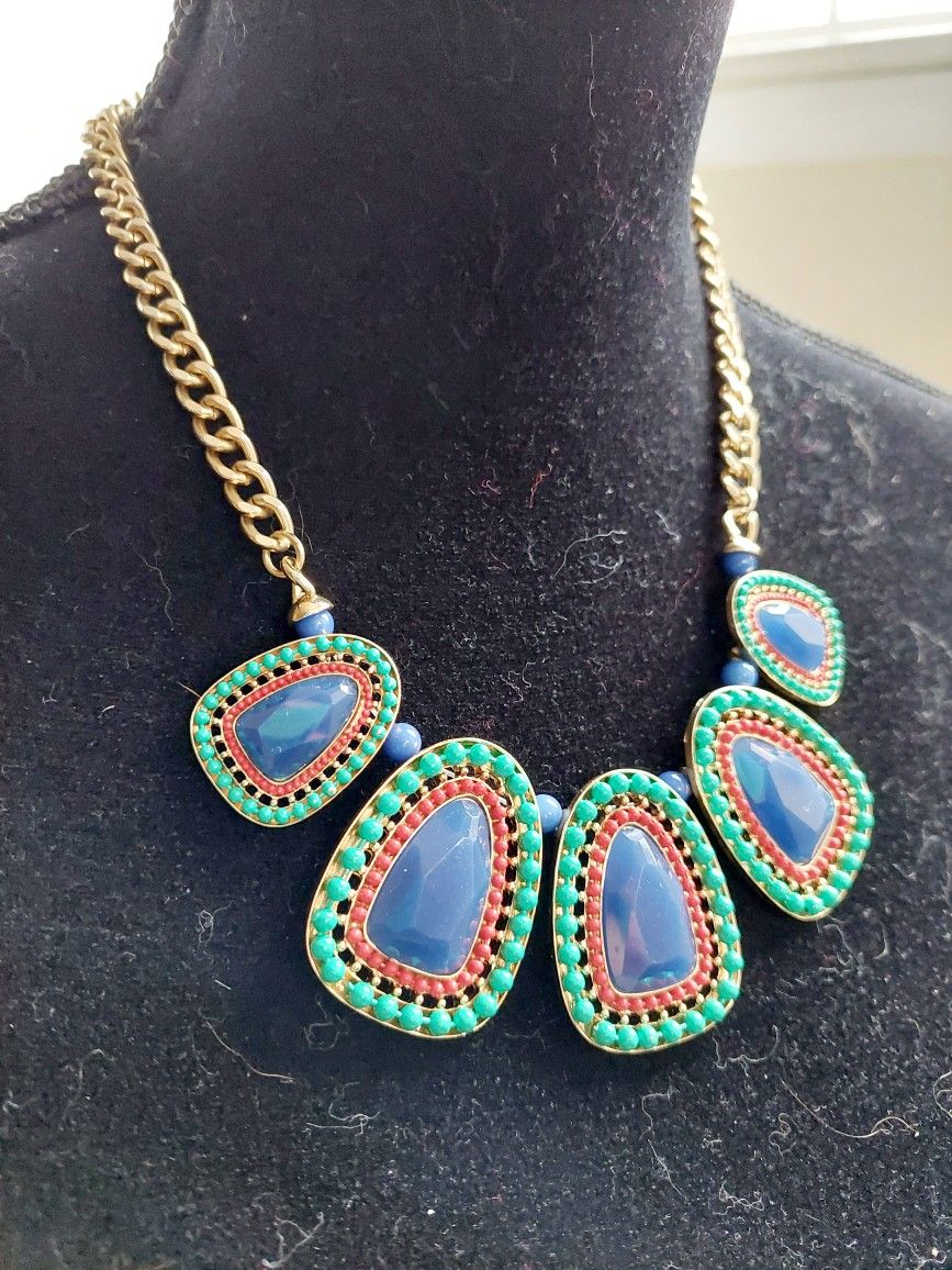 18" Gold Toned Chain Link Necklace with Beautiful Blue, Green and Red Stones. Pre-owned in excellent condition. Fashionable Costume Jewelry. Ships via